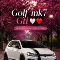 Une golf MK7 GTI rouge, devant un paysage urbain moderne, mettant en valeur son design sportif.