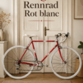 Vélo de course Peugeot rouge et blanc sur fond écoresponsable