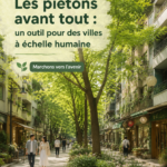 Femme marchant dans une ville accueillante pour les piétons, entourée de verdure et d'infrastructures adaptées.