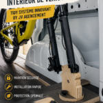 Porte-vélo intérieur installé dans un véhicule, montrant l'espace optimisé pour le transport de vélos.