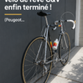 Un vélo C&V Grail personnalisé avec des accessoires colorés.