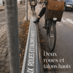 Femme élégante à vélo portant une robe chic