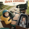 Une famille en balade à vélo dans un parc, enfants riants sur leurs vélos