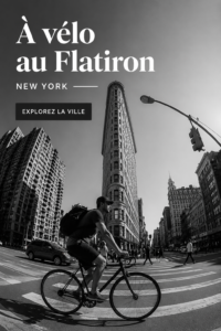 Vélo garé devant le bâtiment Flatiron à New York