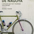Une représentante de Circles posant avec un vélo à Nagoya, affichant une ambiance chaleureuse et accueillante.