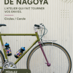 Une représentante de Circles posant avec un vélo à Nagoya, affichant une ambiance chaleureuse et accueillante.