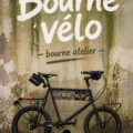 Femme souriante sur son vélo dans un cadre naturel inspirant