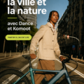 Femme explorant la ville avec un smartphone et l'application Komoot pour découvrir des itinéraires nature.