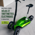 Une femme souriante sur un e-scooter dans une rue verdoyante de Singapour.