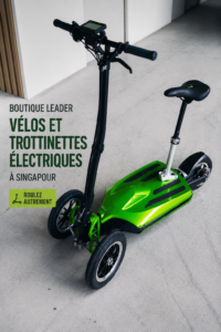 Une femme souriante sur un e-scooter dans une rue verdoyante de Singapour.