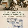 Un vélo de camping prêt pour l'aventure sur une route pittoresque.