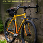 Porte-bagages Surly 24 pack rack installé sur un vélo dans un cadre urbain