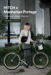 Un look inspiré par Hitch avec un sac Manhattan Portage dans un décor urbain.