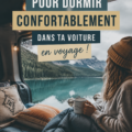 Femme dormant paisiblement en voiture pendant un road trip, avec des accessoires confortables.