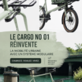 Un élégant vélo cargo en milieu urbain, prêt à transporter des marchandises.