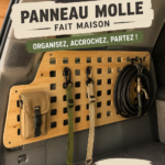Panneau Molle DIY accroché dans une salle de séjour, décoratif et pratique.