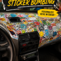 Tableau de bord décoré de stickers originaux et colorés