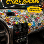 Tableau de bord décoré de stickers originaux et colorés