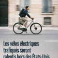 Un e-bike VanMoof garé dans une rue urbaine, observant les récentes nouvelles sur les ralentissements à l'international.