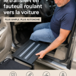 Une personne en fauteuil roulant se préparant à entrer dans une voiture avec assistance.