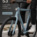 Vélo électrique VanMoof S3 sur un fond urbain moderne