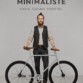 Un vélo urbain minimaliste élégant stationné dans une rue citadine.