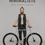 Un vélo urbain minimaliste élégant stationné dans une rue citadine.