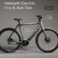 Un Veloretti Ace Two en bleu dans un cadre urbain, représentant le vélo électrique moderne.