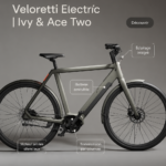 Un Veloretti Ace Two en bleu dans un cadre urbain, représentant le vélo électrique moderne.