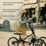 Un vélo électrique artisanal élégant sur un chemin urbain, symbolisant la mobilité durable.