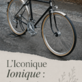 Un beau vélo d'hiver avec des pneus adaptés et une protection contre le froid, prêt pour l'aventure.