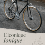 Un beau vélo d'hiver avec des pneus adaptés et une protection contre le froid, prêt pour l'aventure.