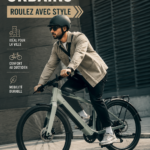 Une femme souriante sur son vélo Canyon dans une rue urbaine animée.