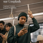 Femme souriante prenant des photos en milieu urbain avec un smartphone.