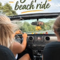 Jeep sur une plage ensoleillée avec des vagues en arrière-plan