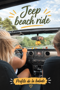 Jeep sur une plage ensoleillée avec des vagues en arrière-plan