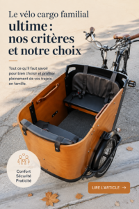Un vélo cargo familial stationné dans un parc urbain, entouré de verdure et de familles.