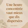 Femme concentrée au travail sur son bureau