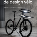 Un vélo au design moderne dans un cadre urbain, illustrant la mobilité urbaine.