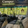 Un mini camping-car stationné dans un paysage naturel, prêt pour l'aventure.