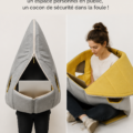 Une femme se détend dans un mobilier portable dans un parc urbain.