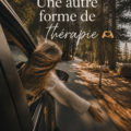 Femme souriante utilisant un vélo dans la ville pour une mobilité douce