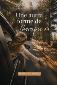 Femme souriante utilisant un vélo dans la ville pour une mobilité douce
