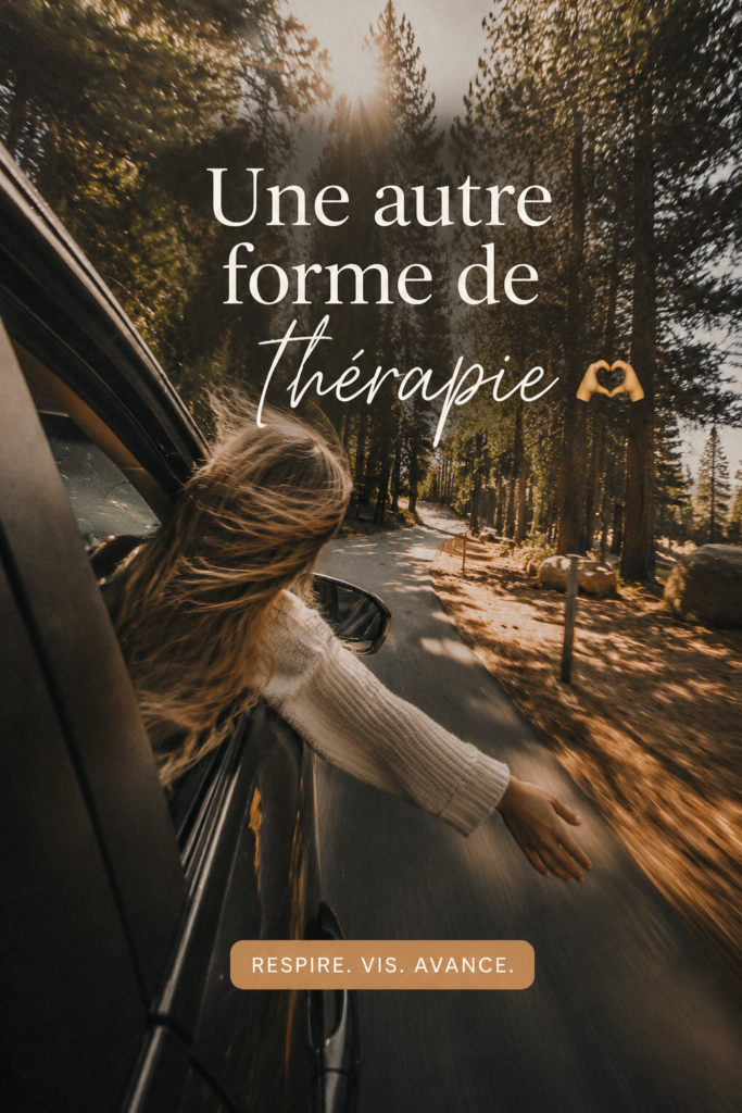 Femme souriante utilisant un vélo dans la ville pour une mobilité douce