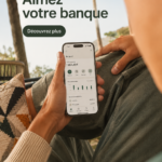 Femme utilisant un scooter pour ses déplacements urbains