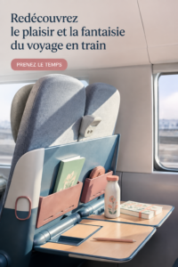 Un quai de gare avec un train prêt à partir et des passagers enthousiastes.