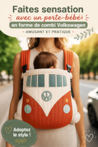 Porte-bébé en forme de combi Volkswagen sur un chemin en ville, avec un enfant dedans