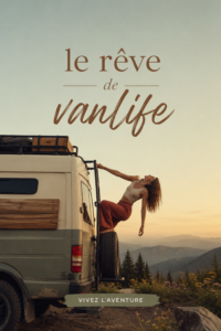 Un van aménagé au bord de la mer, symbole d'une vie de nomade et d'évasion.