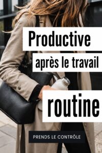 Femme souriante dans un cadre chaleureux après sa journée de travail, prête à profiter d'une soirée productive avec un livre et un carnet.