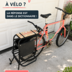 Une mère et son enfant joyeusement assis dans un siège vélo, prêts pour une balade en toute sécurité.